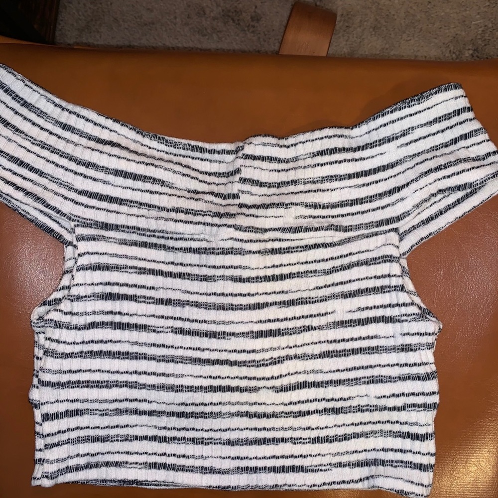 Kimchi Blue off shoulder front cut out crop - Picture 3 of 4